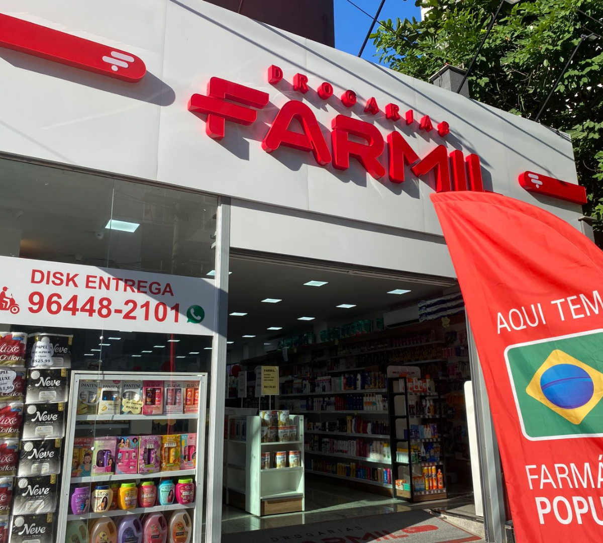 Farmacêutica atendendo cliente com atenção e cuidado