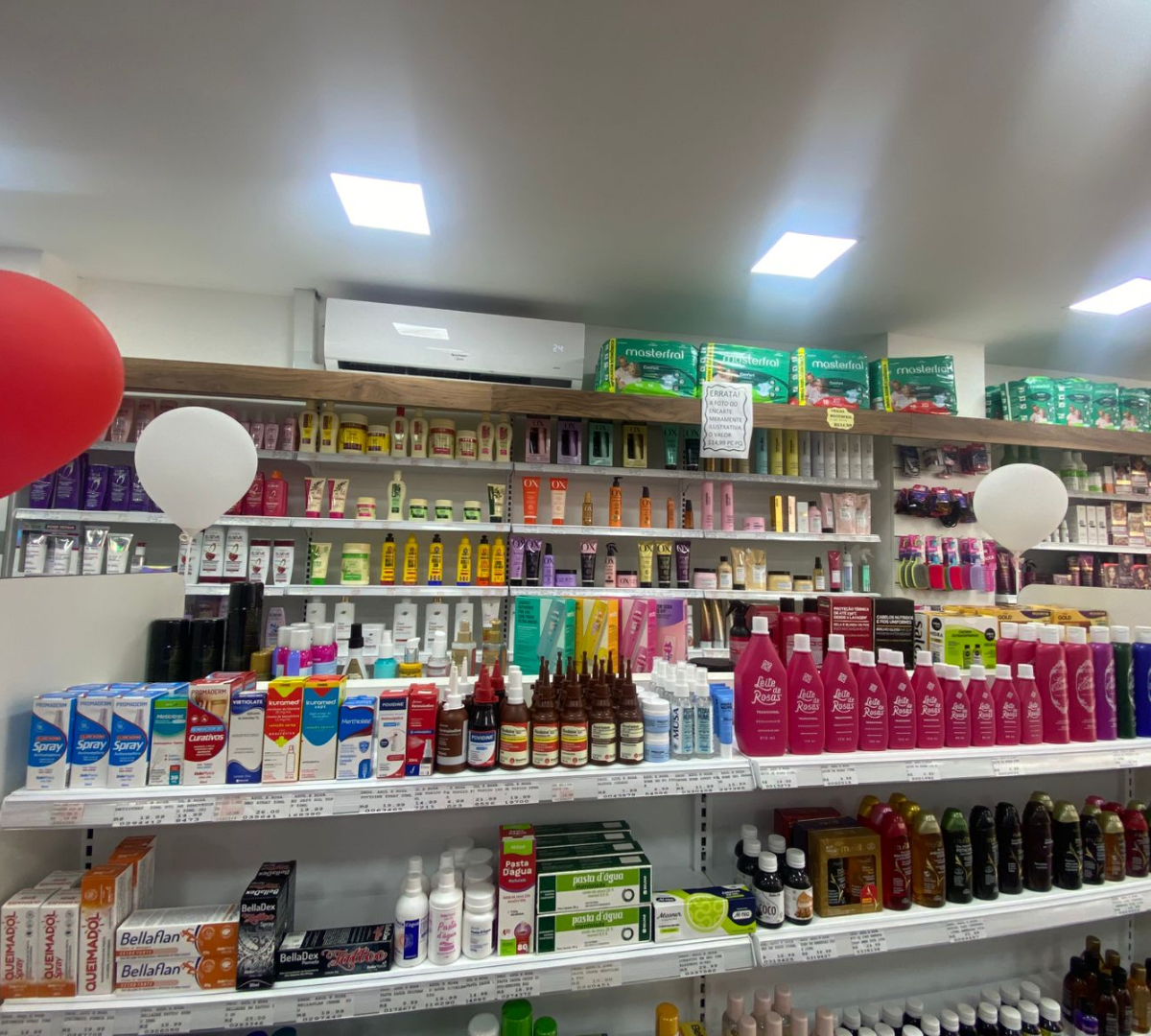 Corredor com ampla variedade de produtos e medicamentos