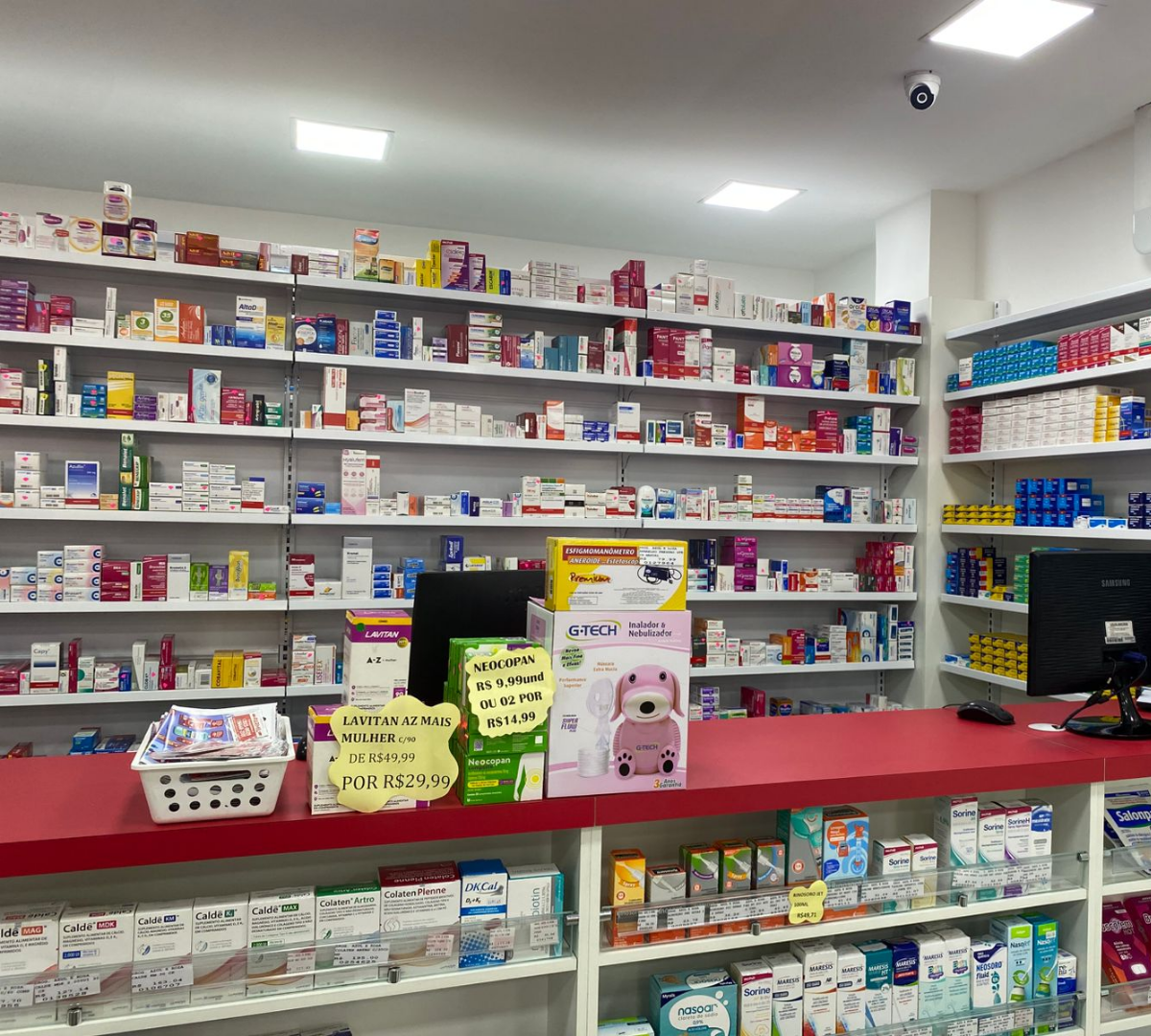 Interior espaçoso e organizado da Drogarias Farmil